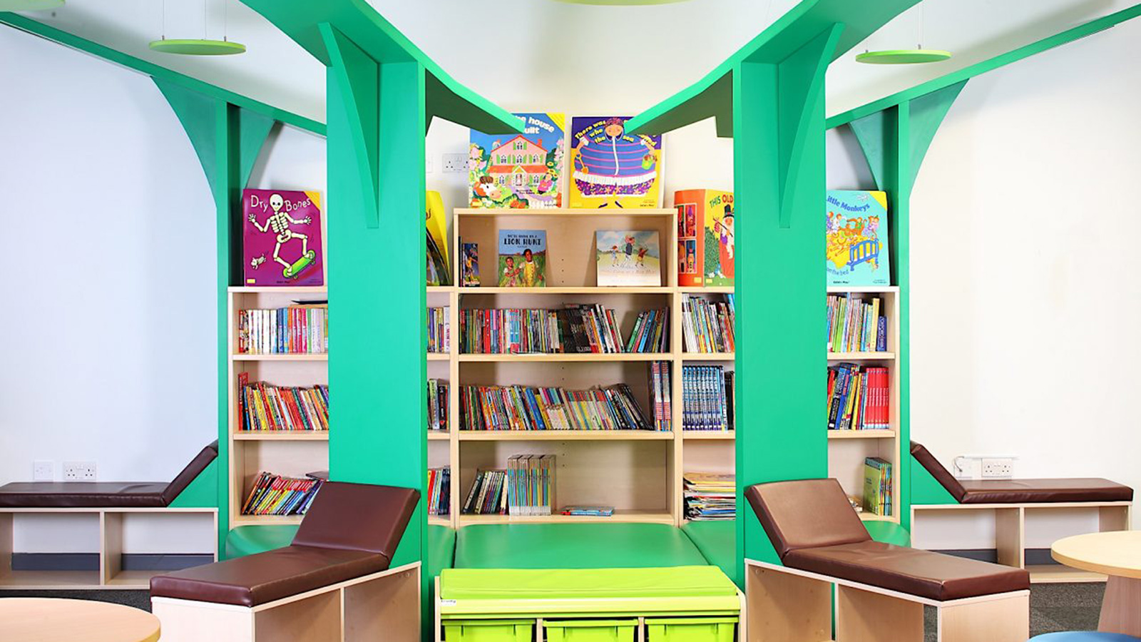 ‪مراعاة ارتفاع المكتبة والأرفف التي توضع عليها الكتب لتناسب طول الطفل‬ (الجزيرة)