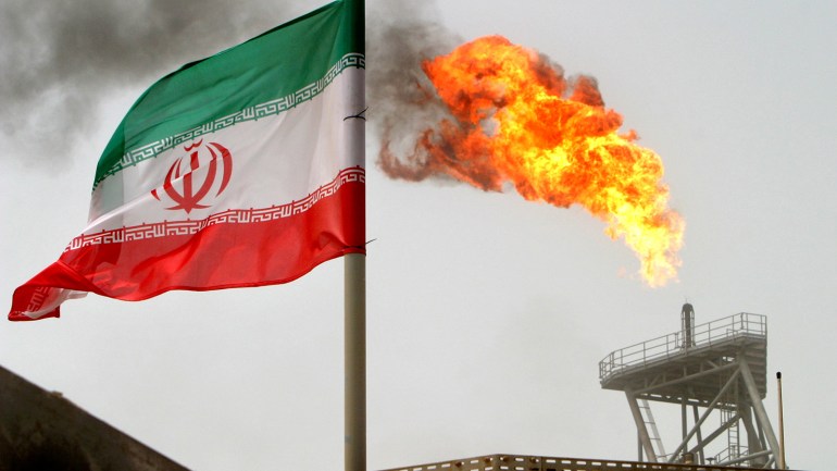 استنفار دبلوماسي وعسكري في إيران مع سريان العقوبات الأميركية