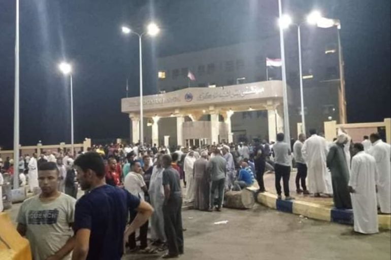 تجمع الأهالي أمام مستشفى بئر العبد في سيناء بعد القصف الذي استهدف مدنيون