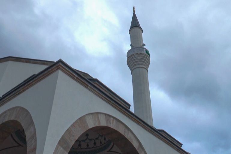 الأذان يصدح من مئذنة مسجد "علي باشا" بعد 107 سنوات