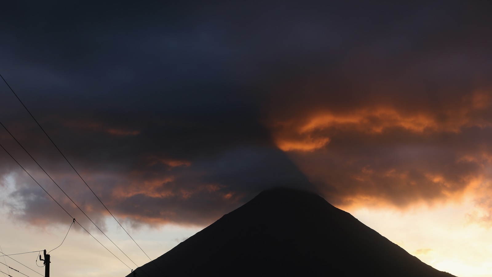  تدفق الحمم البركانية لبركان أرينال بكوستاريكا متواصل منذ 1968 (غيتي )