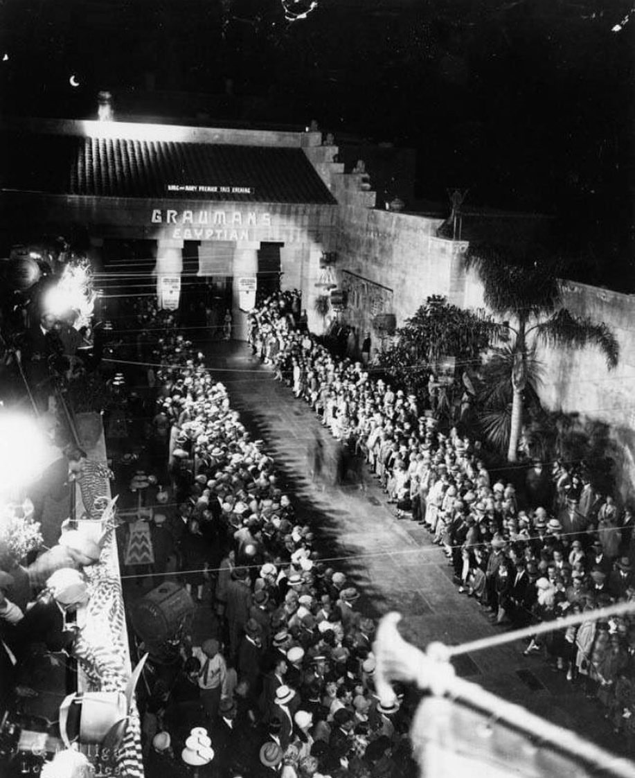 أول سجادة حمراء، العرض الأول لفيلم روبن هود 1922 (مواقع التواصل)