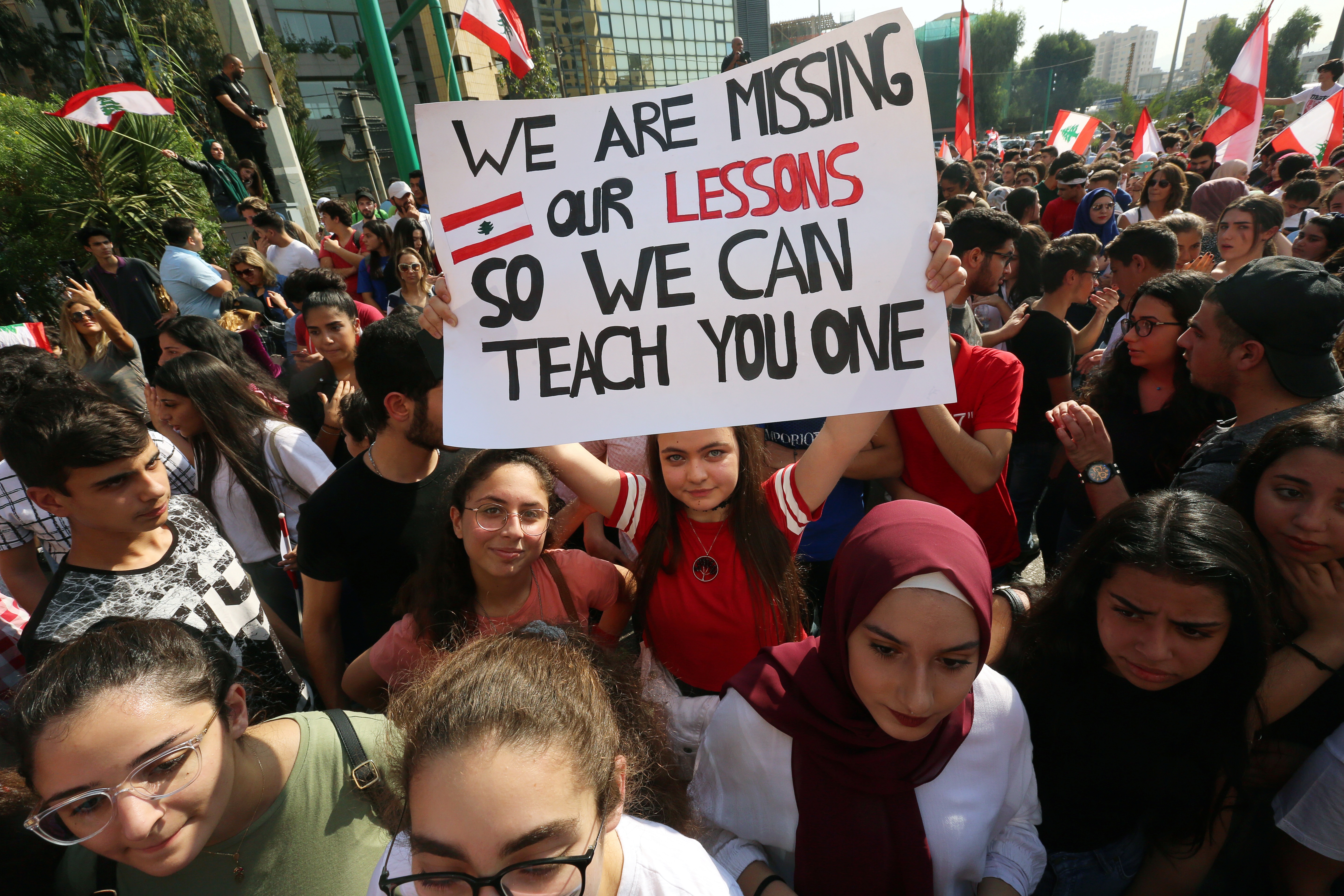 الطلبة بحراك لبنان (رويترز)