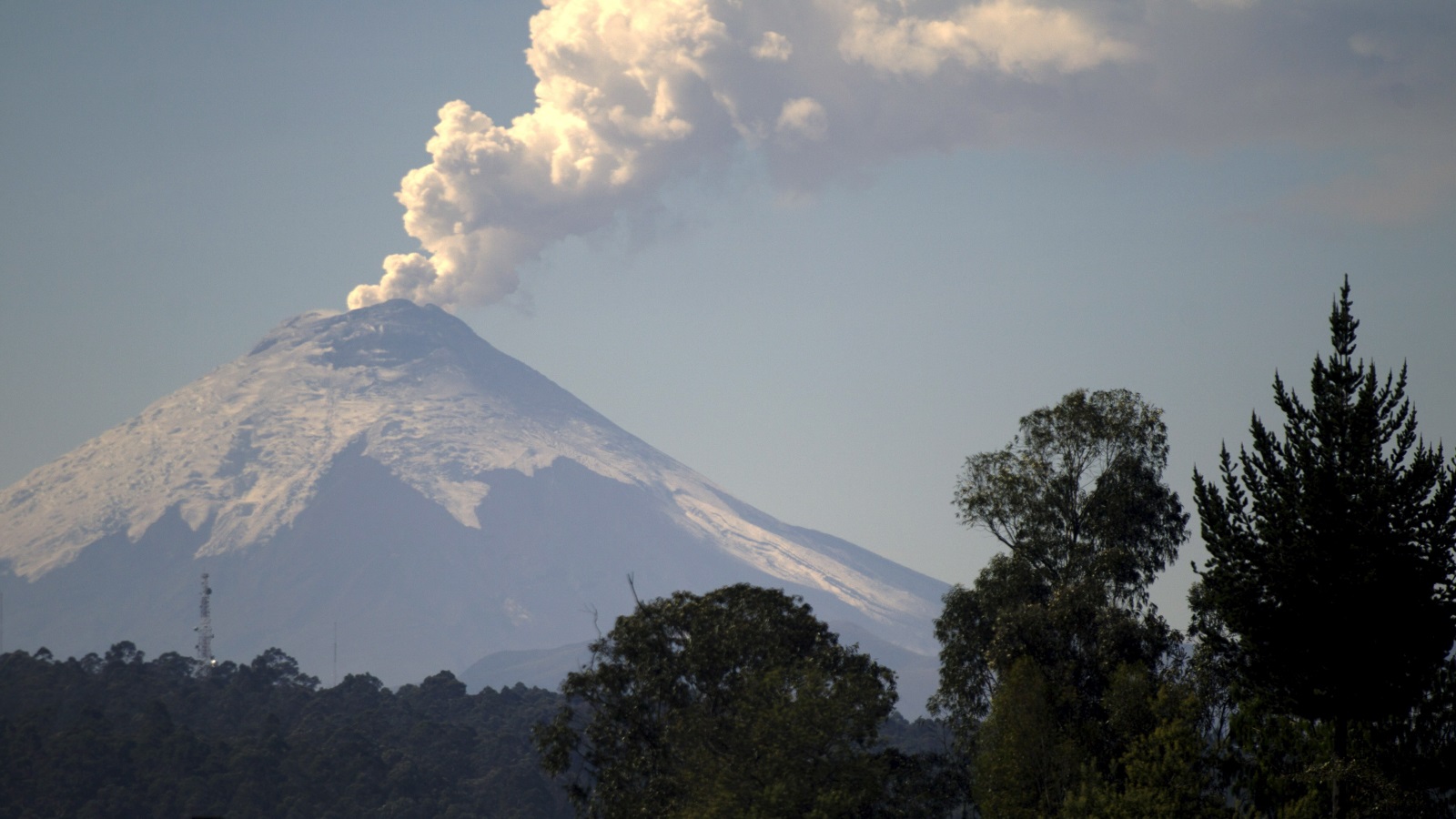 بركان كوتوباكسي بالإكوادور توقف عن النشاط منذ عام 1903 (رويترز)بركان كوتوباكسي بالإكوادور توقف عن النشاط منذ عام 1903 