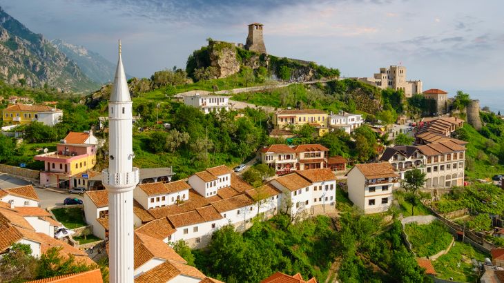 المسافر-تعرف إلى مدينة المئة نافذة بألبانيا