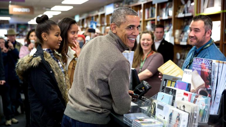 Omran Abdullah - الرئيس الأمريكي السابق باراك أوباما وبناته يتسوقون للكتب في واشنطن نوفمبر 2014. (البيت الأبيض، تصوير بيت سوزا) - أوباما يشارك قائمته المتنوعة للقراءة الصيفية.. الرئيس الأمريكي السابق يفضل الروايات والأدب
