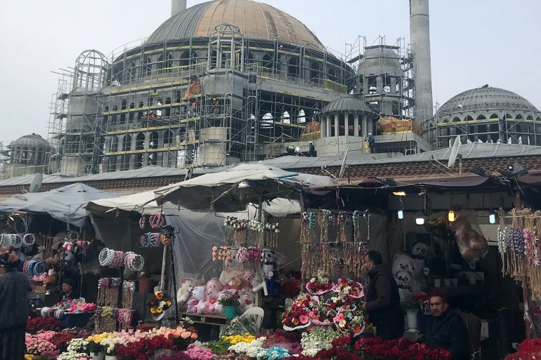 خليل مبروك- تركيا- إسطنبول- باعة الزهور أمام محالهم بميدان تقسيم _ مراسل الجزيرة - صورة حديثة.
