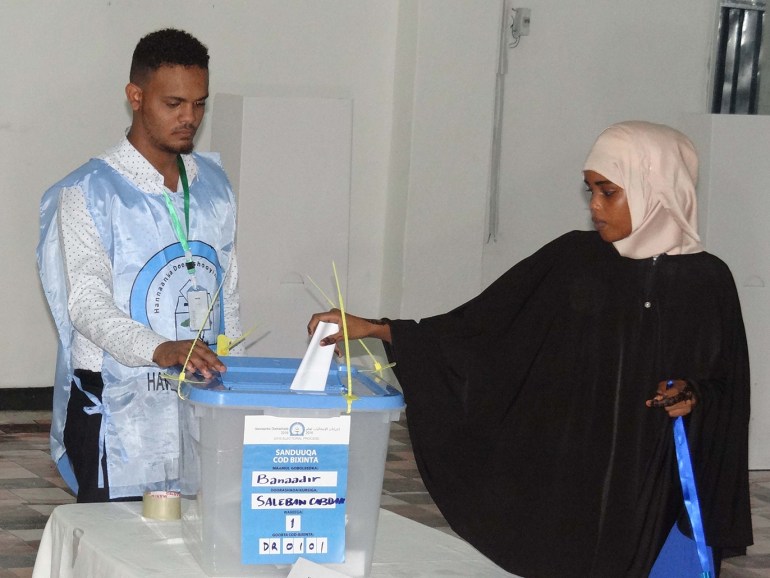 قاسم سهل/ ممثلون وممثلات من القبائل ينتخبون أعضاء من البرلمان الصومالي في مقديشو 29 نوفمبر/تشرين الثاني 2016.