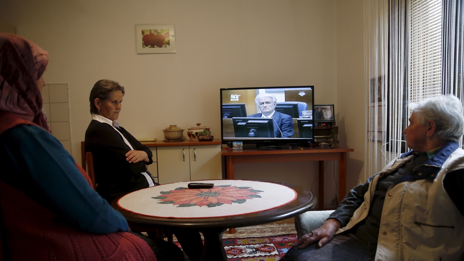 أمهات ثكلى يشاهدن محاكمة سفاح البوسنة رادوفان كاراديتش (رويترز)