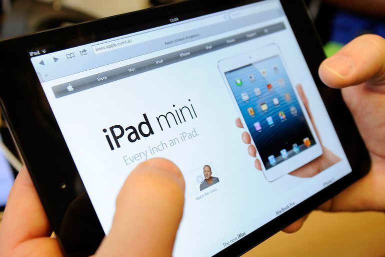 epa03455603 Customers look over Apple's iPad mini at an Apple store in London, Britain, 02 November 2012. Apple's new iPad mini goes on sale in thirty four countries across the globe 02 November.  EPA/ANDY RAIN