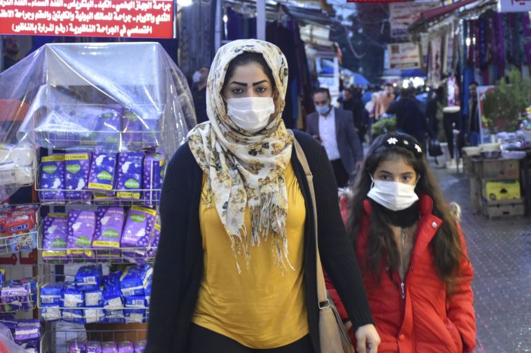 Irak'ın Kerkük kentinde koronavirüs tedbirleri- - KIRKUK, IRAQ - FEBRUARY 25: A woman and a young girl wear medical masks as a precaution to protect themselves from coronavirus in Kirkuk, Iraq on February 25, 2020. According to the latest reports 4 people infected with Coronavirus in Kirkuk, north of Baghdad.