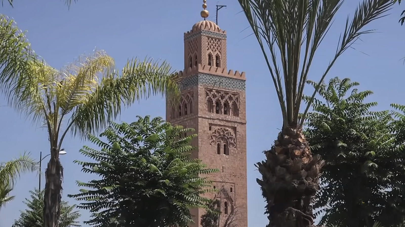  كانت القناديل والفوانيس تعلق في أعلى مآذن المساجد لإعلام الصائمين بثبوت هلال رمضان ومواعيد السحور (الجزيرة) 