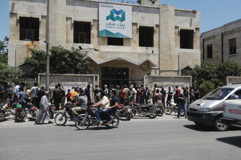 الازدحام أمام أحد محلات الصرافة في مدينة ادلب