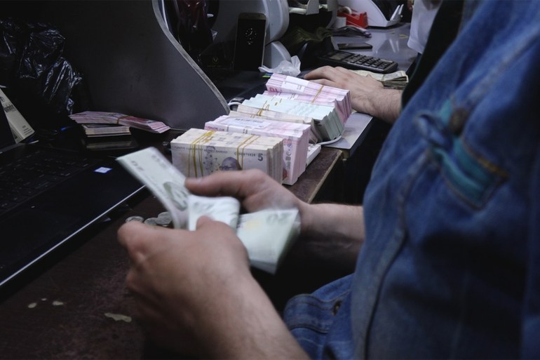 المعارضة السورية طرحت كميات كبيرة من العملة التركية في الأسواق