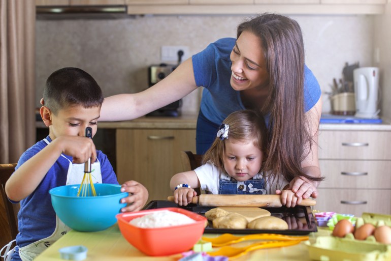 للأمهات.. دعه يساعدك في المطبخ.. كيف تُعلّم طفلك مهارة الطهي بأمان؟