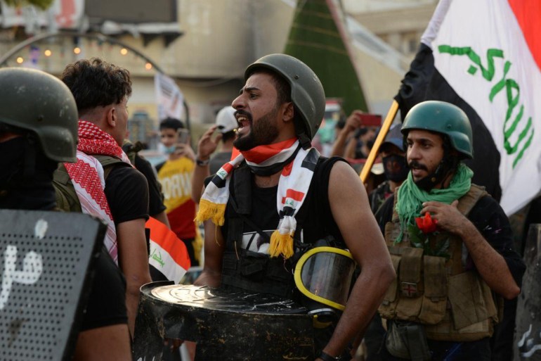 احد أعضاء فرقة درع التحرير الخاصة بحماية المتظاهرين من اعمال العنف (خاص الجزيرة تصوير مجتبى سهيل)...._