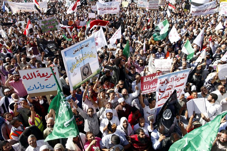 متظاهرون في ميدان التحرير بمصر يطالبون بالشرعية