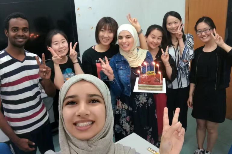 طلبة عرب مع نظرائهم الصينيين في تخصص اللغة العربية خلال فعالية اجتماعية