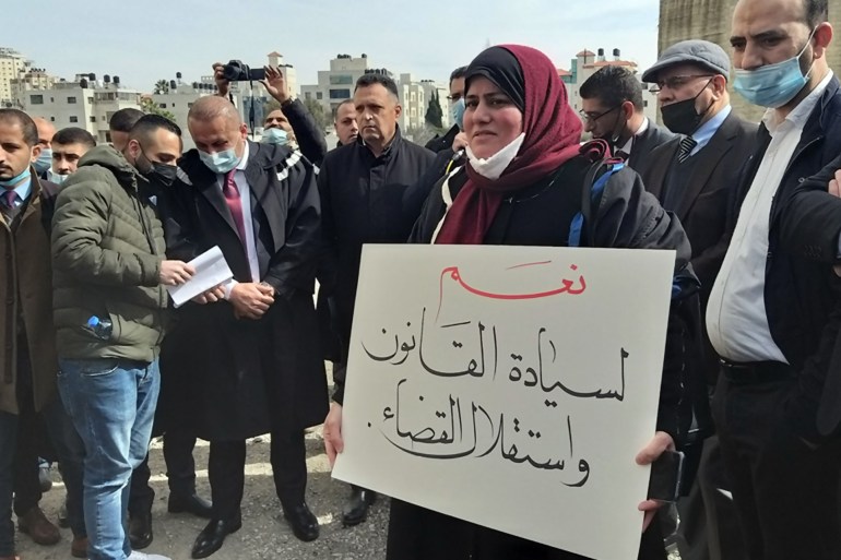 ميرفت صادق فلسطين رام الله 26 يناير 2021 محامية فلسطينية تطالب باستقلال القضاء وسط اعتصام واسع لمئات المحامين في رام الله الثلاثاء