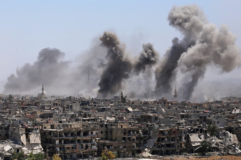 دخان يتصاعد بعد قصف مخيم اليرموك أرشيف