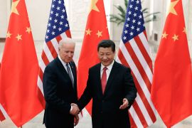 الرئيس الصيني شي جين بينغ (يمين) يصافح الرئيس الأميركي جو بايدن (الأوروبية)