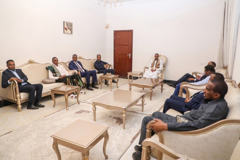 مكتب الإعلامي لمكتب رئيس الوزراء / لقطات من لقاء عقده رئيس الوزرء الصومالي مع قادة بعض الولايات والمرشحين الرئاسيين ،مقديشو 28 أبريل 2021.