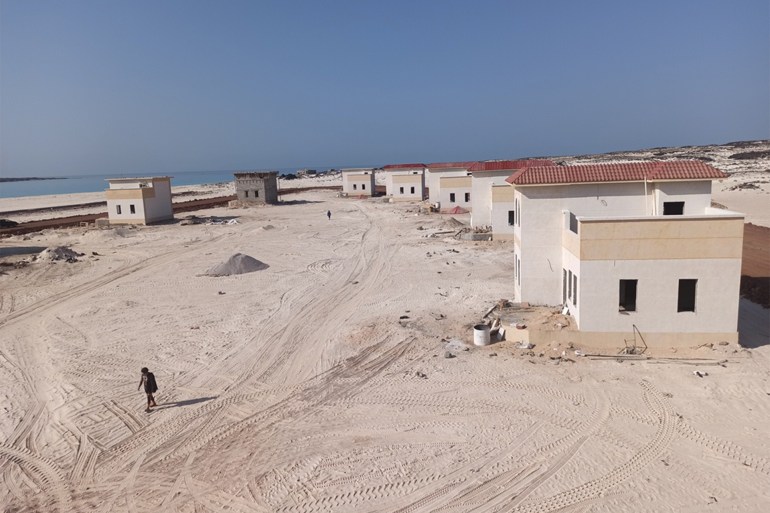 أعمال بناء لمنتجع سياحي يضم 53 شاليها في شبوة (الجزيرة نت) ‫‬