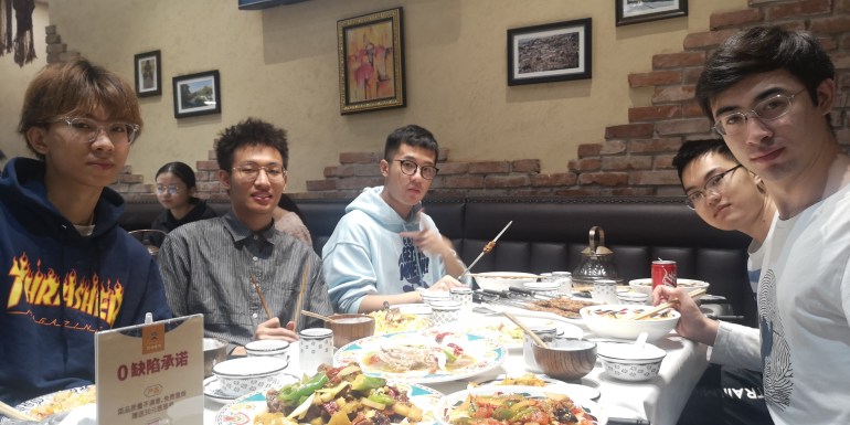 كاي مو إر خلال تناول الطعام مع أصدقائه