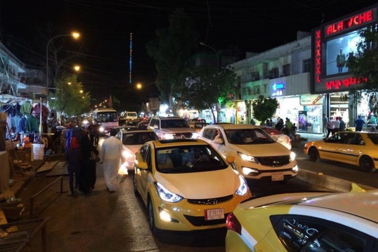 تشهد شوارع بغداد ازدحاما بسبب كثرة المتبضعين وحركة السيارات رغم حظر التجوال