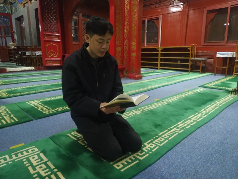 لي هاي تشين يقرأ القرآن بعد صلاة المغرب في مسجد نيوجيه