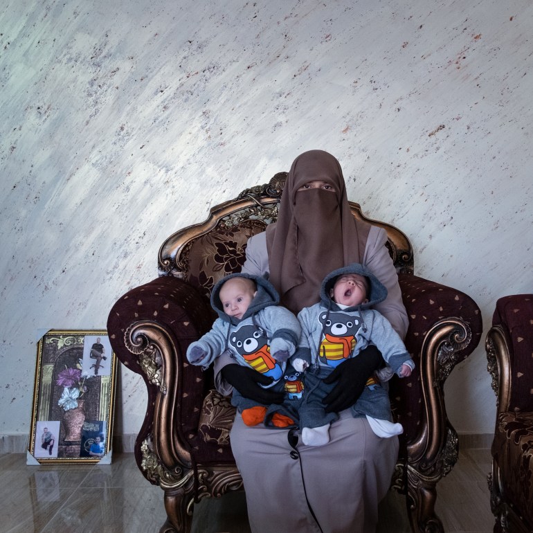 صورة رقم 5: ام فلسطينية مع ابنيها التؤامين والذين ولدا عن طريق تلقيح اصطناعي/ يسمح بنشر الصورة بدون حقوق كجزء من تغطية المسابقة