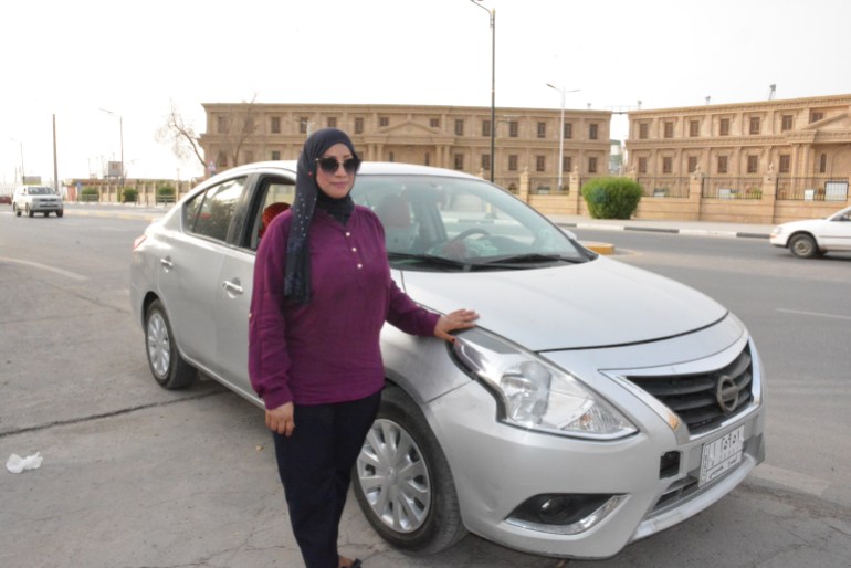 ام زمن اول سائقة تكسي في جنوب العراق تمارس عملها رغم تعرضها للتنمر