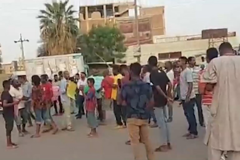 أغلق شبان عددا من الطرق الرئيسية في العاصمة السودانية الخرطوم احتجاجا على قرار الحكومة إنهاء دعم الوقود ما أدى إلى زيادة أسعاره