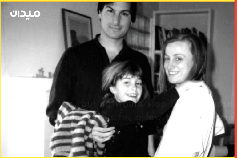 ستيف جوبز وابنته ليزا وأخته "منى سيمبسون" في العام 1986 (مواقع التواصل)