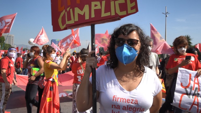 صورة للمتظاهرة التي شاركت في مقدمة التقرير ماريانا سوزا.