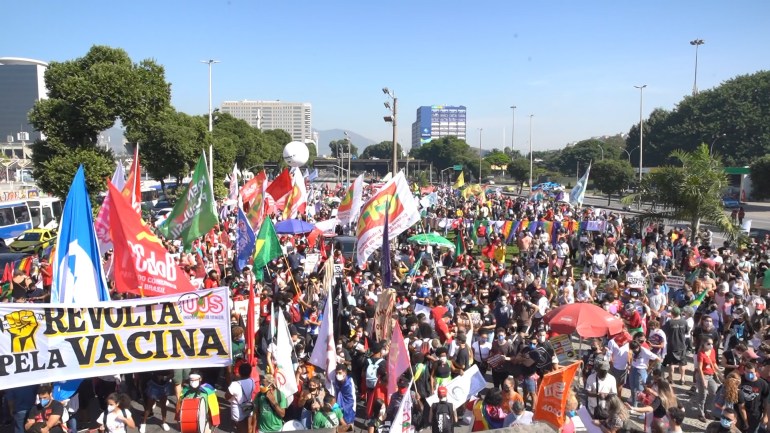 (تظاهرات تطالب بعزل الرئيس البرازيلي جايير بولسونارو ومحاكمته بتهم فساد في ريو دي جانيرو)