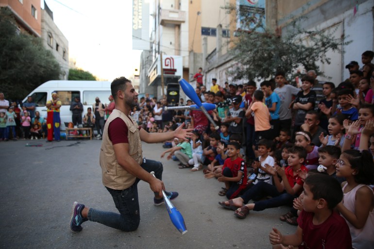 غزة/ الجزيرة/ مهرج السيرك يعرض مهاراته أمام الأطفال