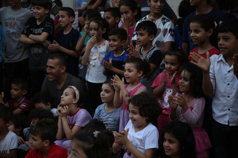 2- غزة الجزيرة/ تفاعل الأطفال مع المهرجين.