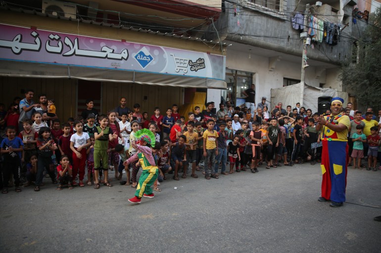 8- غزة/الجزيرة/ استماع وانتظام الأطفال مع المهرجين.