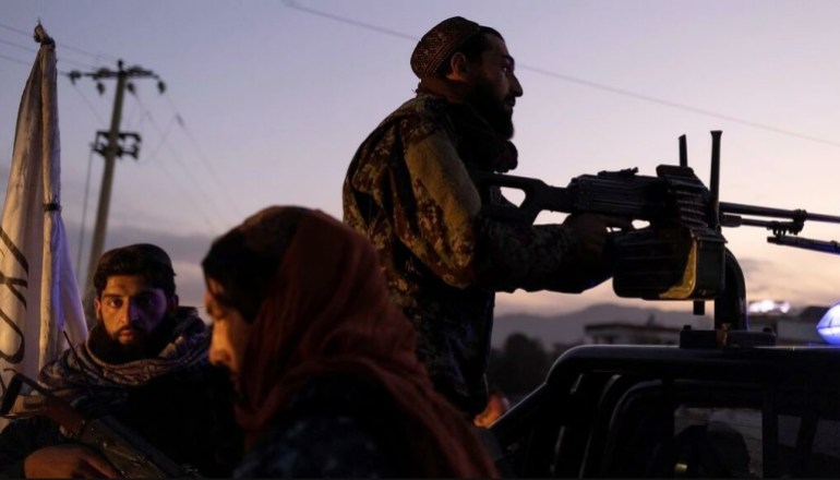 مقاتلون من حركة طالبان خلال دورية في العاصمة الأفغانية كابول، 28 تشرين الأول/ألأكتوبر 2021. © رويترز