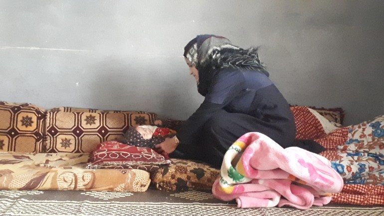 / إدلب مريم 28 سنة أرملة نازحة إلى قرية الكريز شمال غرب سوريا تعمل معلمة متطوعة في قرية المدرسة وأم لأربعة أطفال