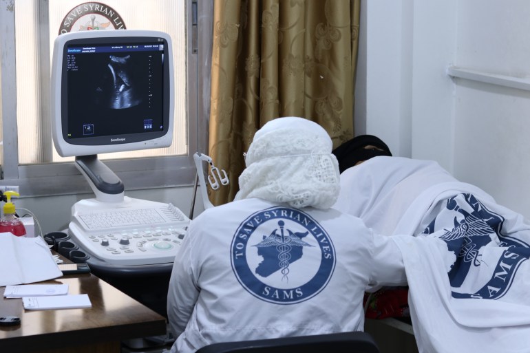 مشفى الأمومة صور متنوعة لطبيبات مشفى الأمومة أثناء معاينة بعض المراجعات للعيادة النسائية