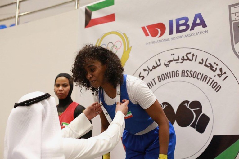 ***فقط للاستخدام الداخلي*** القشيعان أثناء تسليمها الميدالية من الاتحاد الكويتي للملاكمة المصدر: الجزيرة