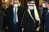 وزير الخارجية اللبناني (يسار) إلى جانب نظيره الكويتي في بيروت (رويترز)