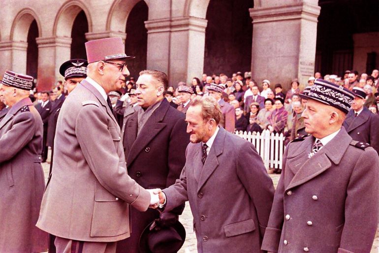 الجنرال دو غول يهنني العلماء المدنيين والعسكريين المشرفين على القنبلة النووية الفرنسية في الجزائر 1960 المصدر: غيتي إيميجيز
