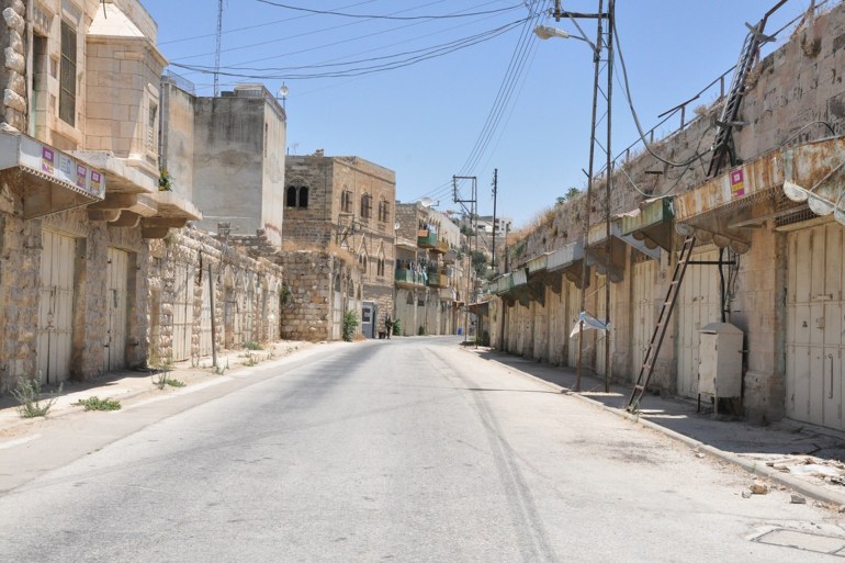 تفريغ شارع الشهداء في مدينة الخليل القديمة من الفلسطينيين، من هنا أنطلق إرهاب المستوطنين بالضفة