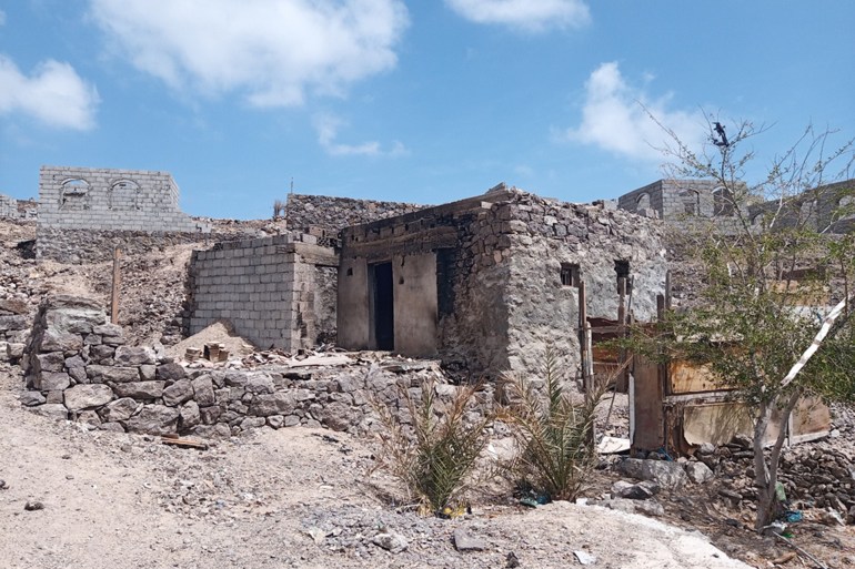 200 أسرة من النازحين والمهمشين في حي جبل الفرس بعدن تم تهجيرها بعد احراق مناولهم (الجزيرة نت) ‫‬ (17)