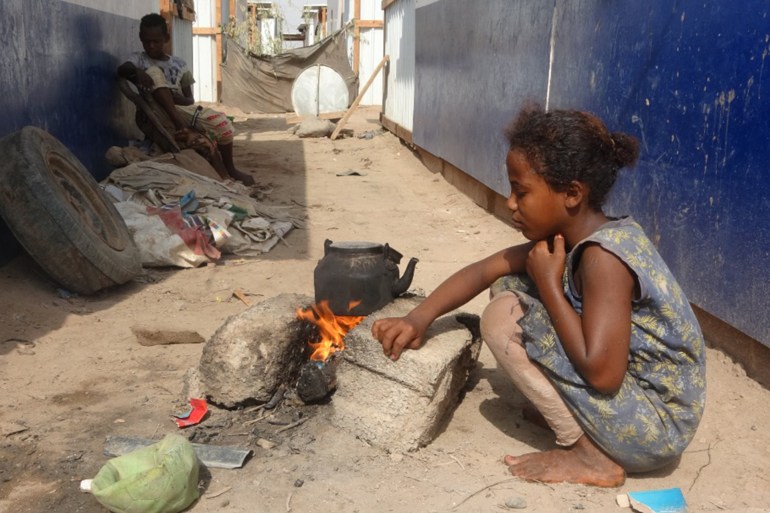 يعيش النازحون من فئة المهمشين في مخيمات عدن حياة صعبة لا يمكن وصفها (الجزيرة نت)