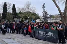 تركيا - إسطنبول - خليل مبروك - المشاركون في وقفة تضامنية بعد صلاة الفجر العظيم في جامع السليمانية التاريخي بمدينة اسطنبول - مصدر الصورة وسائل ال