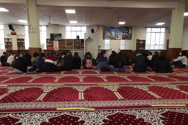تلاميذ الثانوي يستمعون لشروحات حول الإسلام داخل مسجد عمر ابن الخطاب من طرف الإمام